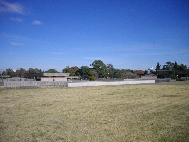 庶民のお墓も立派なのねぇなんて思って歩いていると、急に視界が開けました。