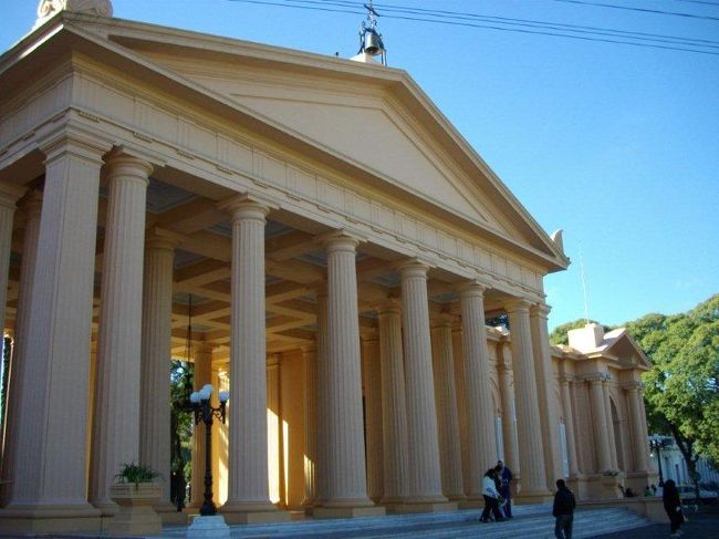 入口の裏側。<br /><br />お天気の良い日に行ったので結構綺麗だなって印象でした。<br /><br />実はこちらにも有名人のお墓があるようなのですが、勉強不足でわかりません。あしからず。