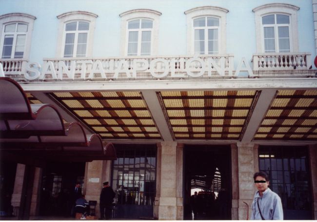 これが、スペインの大きくて綺麗な駅舎とは大違いの寂れた駅でビックリしました***<br /><br />この駅って、この国の首都の陸の玄関口だよね！？