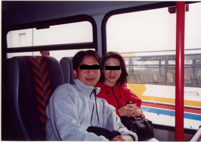 シントラ観光の前に、バスに乗り換えて“ロカ岬”に・・・<br /><br />バスが来るまでバス停前の小さなお店でワイン休憩したのですが、1杯50円くらいだったのにとっても美味しかったんです！ポルトガルワイン大好きになりました♪♪