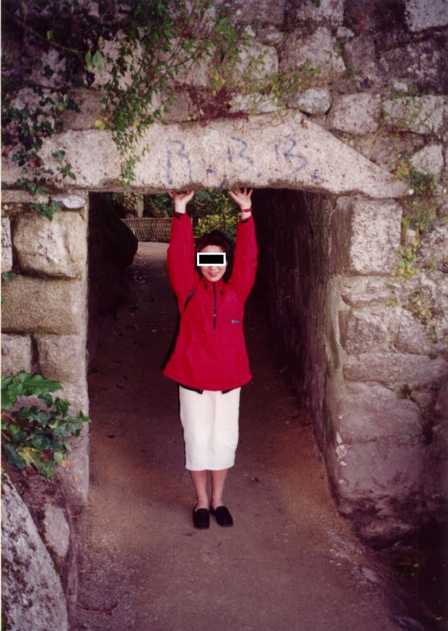 再びバスにてシントラに戻って・・・<br />この世界遺産の町をバスで巡りました。<br /><br />まずは“ムーアの城跡”