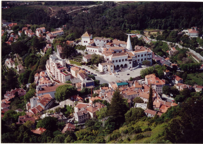 “シントラ”<br /><br />シントラ・ヴィラ(王宮)にも行ったのですが、うっかりとカメラを外のベンチに忘れてきてしまって写真がありません***<br />王宮に入って大分経ってから気付き、あきらめ半分にとりに戻ったら、何と親切なフランス人観光客のおじさんが持っていてくれたのです！！私が置いて行ってしまった時から見ていてくれたらしく、出てくるのを待ってたんだよって♪ホントに旅先での親切は身にしみました(泣)ありがたかったです・・・<br />