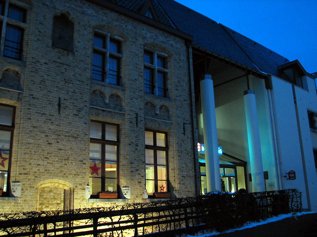 明るいうちにブルージュに着くはずがもう夕方でした。<br />ホテルはホテル選びが面倒な時に使うibs。<br />