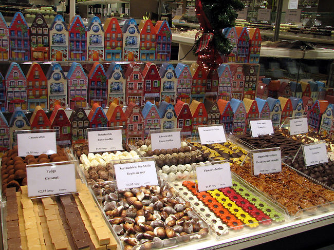 ブルージュのショコラティエの多さには本当にびっくりしました。<br />10年以上前に一度訪れたことがあったのですが、その時は観光にいっぱいいっぱいでショップを見る余裕がありませんでした。<br />