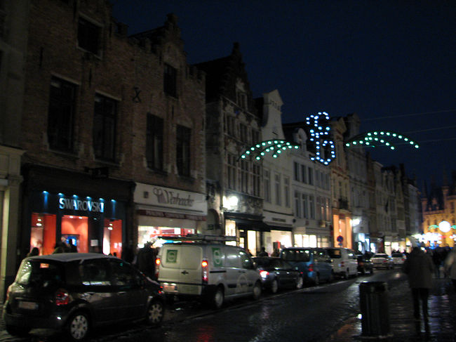 ブルージュのショッピングストリート、Steenstrです。<br />