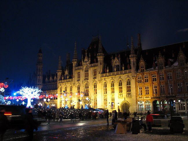 マルクト広場に着いてもう圧巻の一言でした。<br />ベルギーではブランプラスに勝るとも劣らない巣晴らし広場でした。<br />