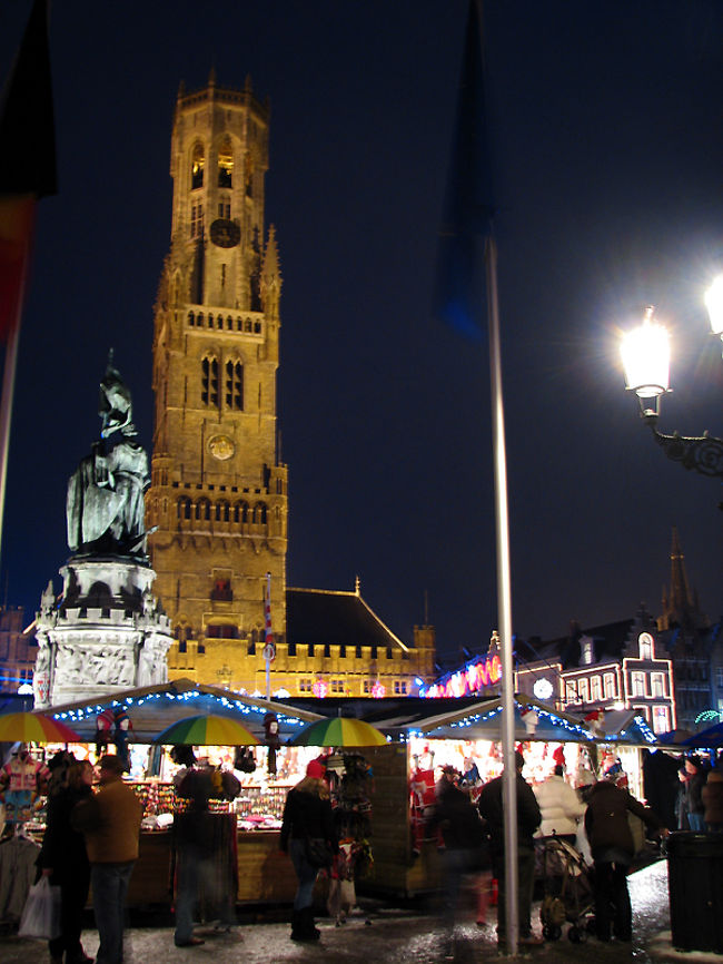 マルクト広場では当然のごとくクリスマスマーケットが開かれいました。<br />