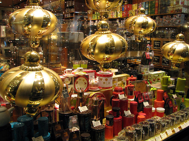 食料品店のショーウィンドウです。<br />センスいいですよね。<br />