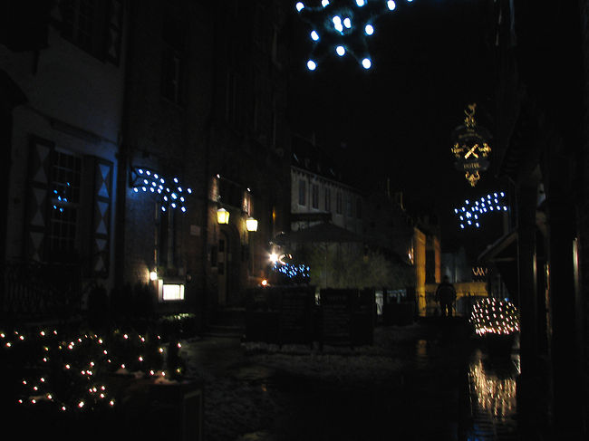 脇道に入るとおしゃれなバーがたくさんありました。<br />