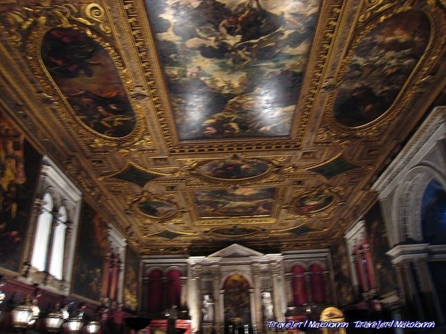 ものすごい天井画。<br />下から鏡を使って見る。