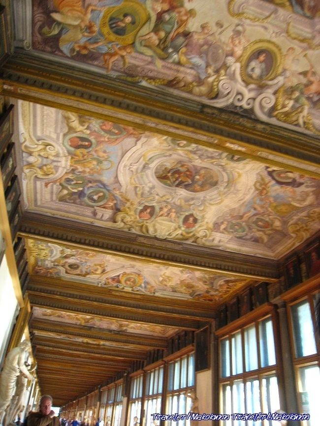 ウフィッツィ美術館内部の天井。