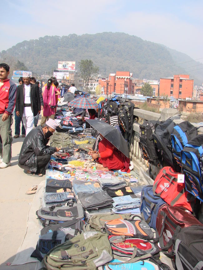 カトマンドゥの北のほうにＧｏｎｇａｂｕという地区にバスターミナルがあるので下調べを兼ねて行ってみた。<br />バスターミナルの横の道路沿いには露天の店がいっぱいある。