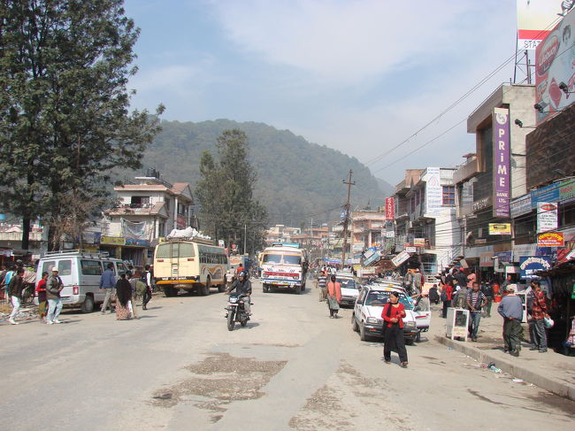 環状線から山裾に向かって道路が延びている、この山裾からバスが田舎に向かって出ている。