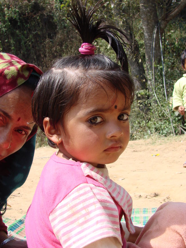 家族連れが道端に座り込み談笑していた、目の大きな女子だ。