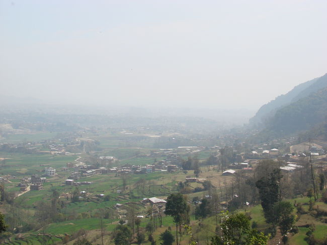 この平地の向こうにカトマンドゥがある。