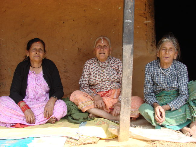 道端の家を覗いたらお婆さんが三人座って話していた。