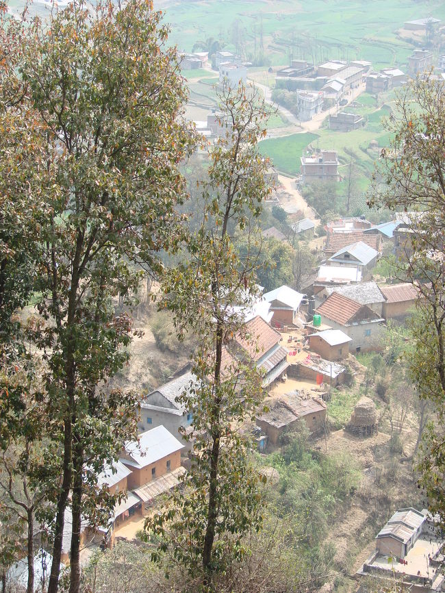 山裾に沿って先へ・・・。
