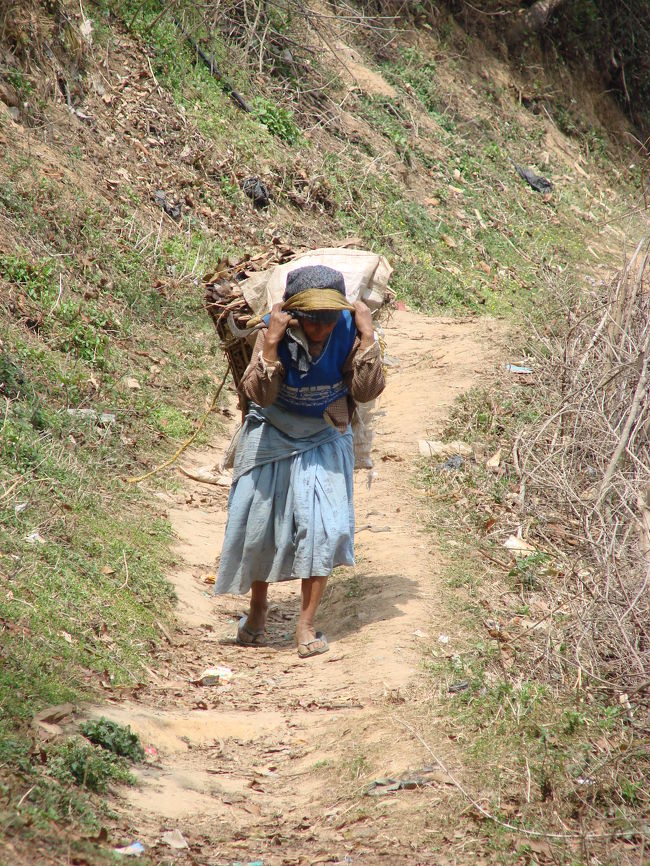 途中ですれちがったお婆さん、ナマステー！。