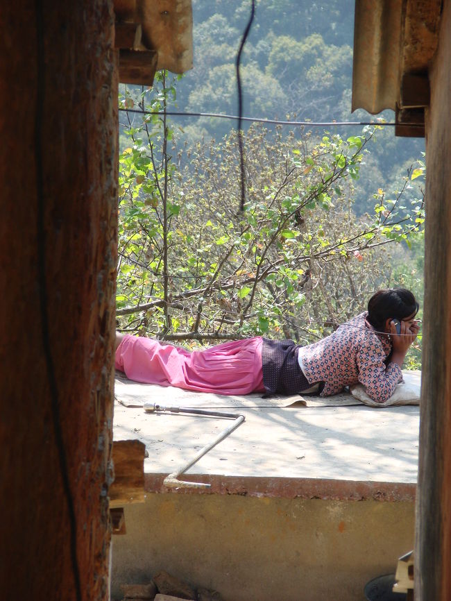 集落の中を通り抜ける。