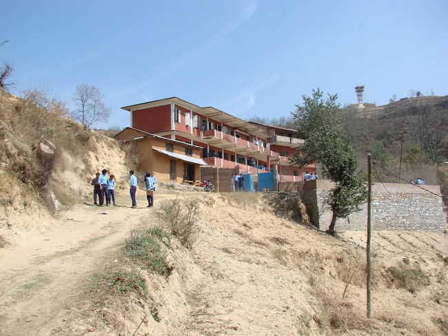 小さな村の学校、小学と中学の併設らしい。