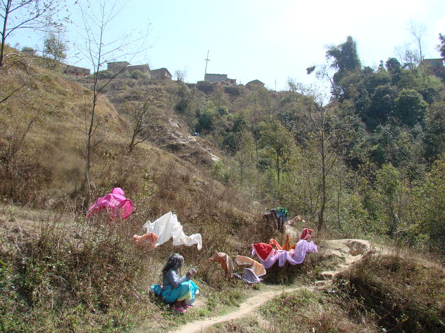 学校を通り抜け先へ行くと水場がありその横でお婆さんが休んでいた。