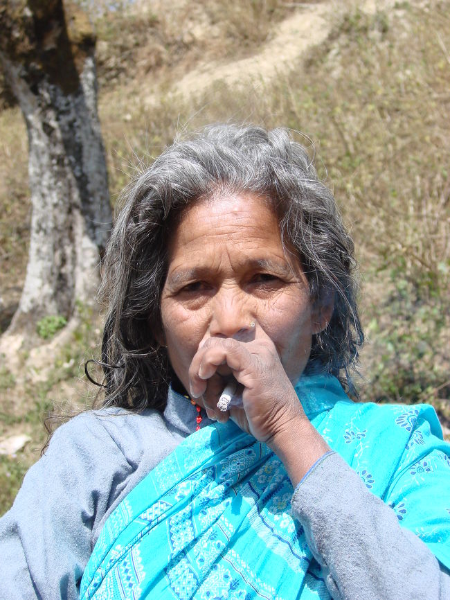 カメラを向けたら立ち上がって煙草をくわえた。