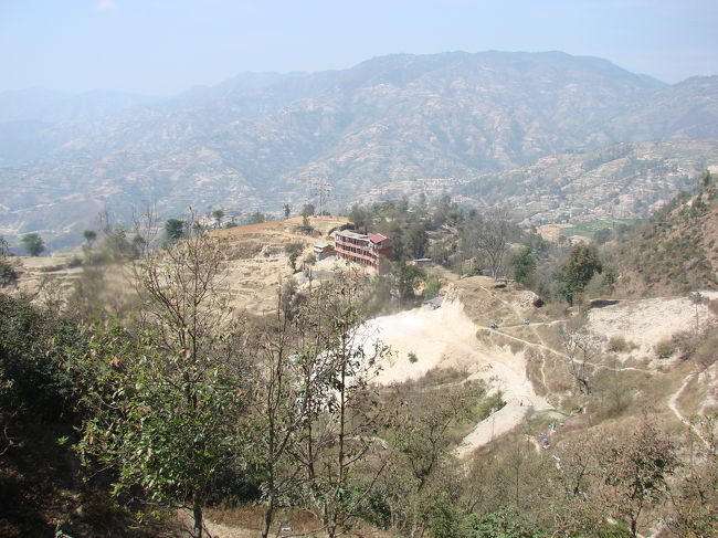 坂道の途中から見下ろした学校。