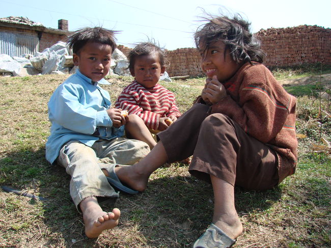 カメラのレンズが汚れていたので拭いていたらやって来た子供、手持ちのパンを分けてやると喜んでいた。