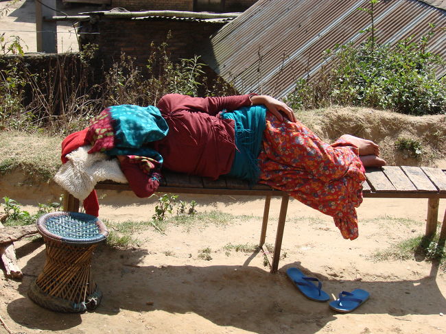 最初に出会った小母さんが昼寝をしていた。