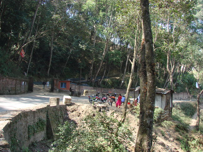 バスから降りた峠を通り越し少しカトマンドゥに向かって歩く。