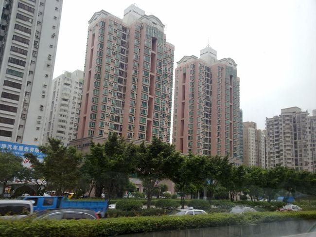 深センからトンガン（東莞）までは、１時間ほどの移動になる。バス代は35元。<br />高速道路は日本の高速よりも広くて実にキレイ。無舗装のガタガタ道がいっぱい残って・・・という私のイメージはまさにガタガタと崩れ去った。