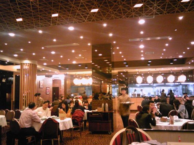 昼食はオススメの飲茶レストラン。こぎれいなショッピングモールの２階へ上がると、ここはどこ？　銀座の高級中華でつか？<br /><br />横浜中華街で探してもそう多くはなさそうな、むちゃくちゃキレイなレストランに大勢の客。店員も洗練されていて、日本の店員と変わらない。。。<br /><br />「日本からVIPを招いても、気分良く過ごして頂けるようなこういう場所はありますから。<br />でも、店員をここまで教育するのは、並み大抵じゃないと思いますよ」