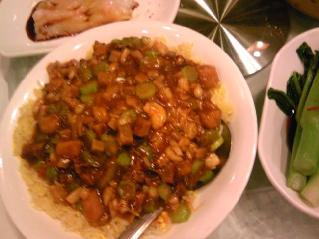 たかが炒飯、されど炒飯。<br />あんかけが乗っているのは「福建炒飯」。これ香港人も大好きなのだそうです。