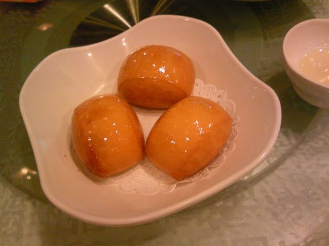 結局、白い饅頭もいただくのだが、揚げ饅頭は改めて注文。<br />それがこちら。写真で今見ても食欲がそそられる。。外はぱりっと、中はふわっとの美味。