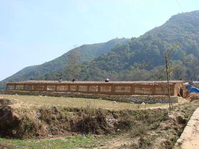 細長い家を建築中だ、たぶん養鶏舎か何かだろう。