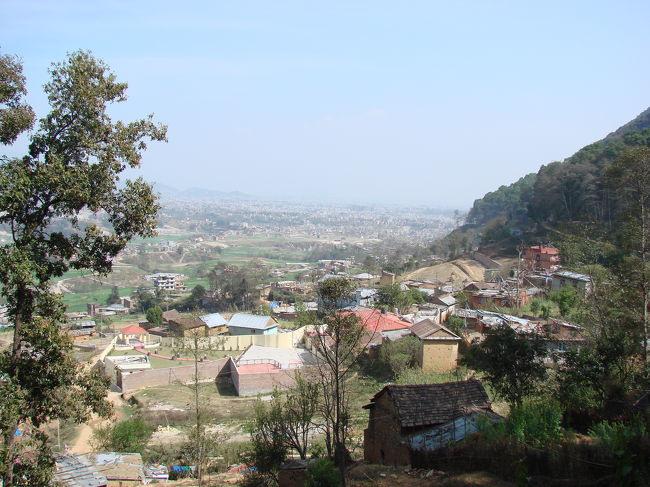 道路まで上りバスがやってくるのを待つ。