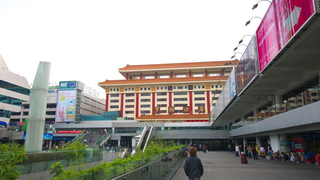 ここは、深圳側から見た、香港と中国の境界の建物です。