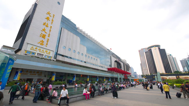 深圳から香港へ入国する付近は開けています。