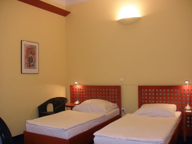 ブダペスト最後の1泊は、デァーク広場駅から徒歩3分ほどのホテル・アルファ・フィエスタ<br /><br />徒歩3分だけど、駅から出口を迷って、通りも違う通りを進んでしまって迷って、10分以上もうろうろして、ぐったり〜<br />や〜とホテルに到着しても、お部屋がまだ用意できていないとのことで、荷物だけ預かってもらうことになり、ロビーでちょっと休んでから、観光へ。<br /><br />朝から、ヒルトンホテルでのドアロック騒動に、このホテルへの道迷いで、バラトン湖方面へ行く列車の時刻に間に合いそうになく、まだ行っていない国会議事堂と英雄広場、ゲッルートの丘などへ行くことに変更してしまいました。