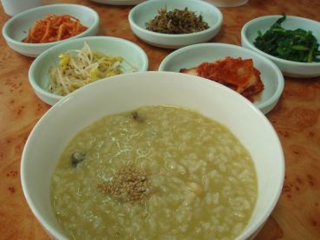 朝の朝食は、【アワビのお粥】です♪<br /><br />アワビの肝の色で緑色になってますが、お味は美味しい〜！<br />アワビは少なかったですが（笑）、磯の風味がして絶品でしたよ〜！！