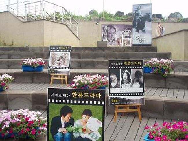 建物の裏はお庭になっていて、他の韓流ドラマのパネルも飾られていました。