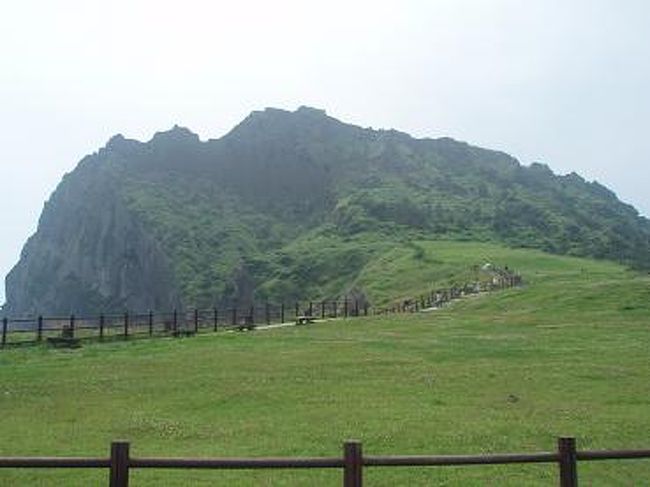 海底の溶岩が独自に噴出してできた山です。<br />