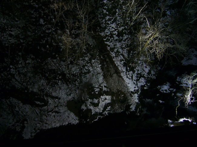 お部屋から見た川。肉眼だとライトアップされてきれいでした。