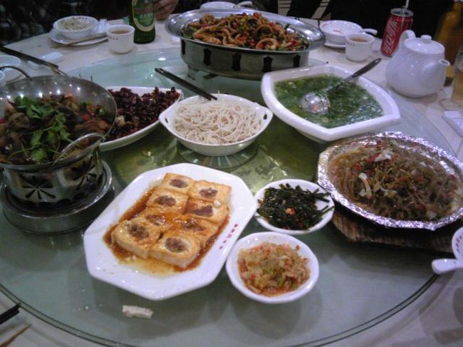 湖南料理は、基本的に辛い。<br />四川料理が唐辛子のほか花椒を効かせているのに対して、こちらはひたすら唐辛子！唐辛子！！の激辛オンパレードだそうです。写真に出ているお皿の７，８割は辛い。唐辛子まみれの肉また肉。<br />ただ、私には耐えられる、というより気持ちよい激辛だった。