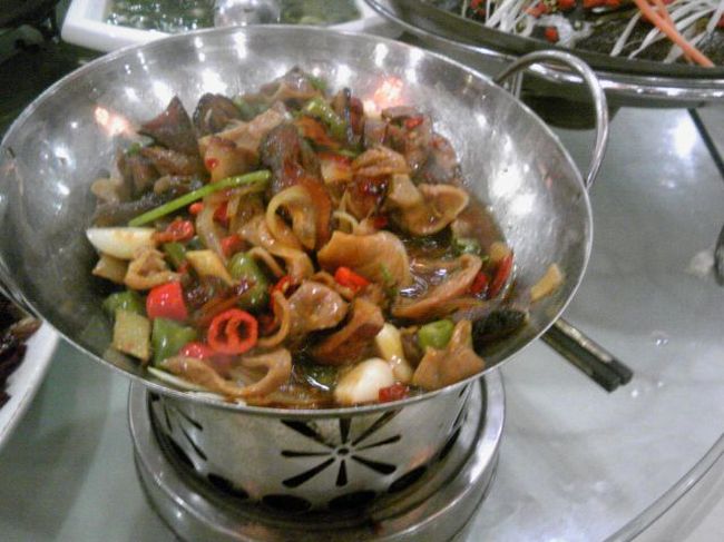 わたくし個人的に最高の、いや今回の旅行を通じて最高の一品は、この「豚のもつ煮込み」（？）だろう。<br /><br /><br />写真に唐辛子が見えるように、辛いです。もちろん辛い。<br />しかし、これひとつさえあればごはんは何杯でも進みます。おっと、この日ごはんは炒飯だった。炒飯も美味かった。そしてビールも進みます。