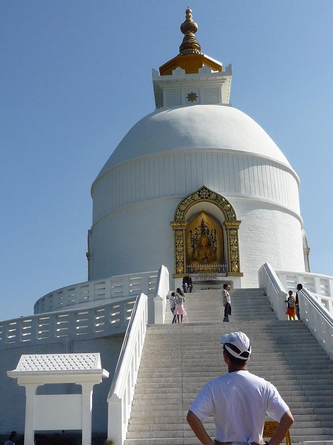 パゴダの前で記念撮影。<br /><br />そこらにいた台湾人旅行者に撮ってもらった。