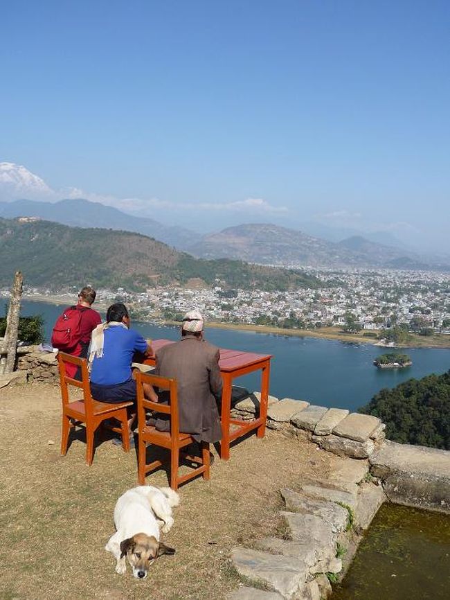 帰りは、湖側に下ってボートで<br />レイクサイドに戻ることに。<br /><br />途中でみた地元民と小汚い犬。