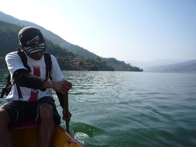 乗船中＠ボート。<br /><br />ちなみにボート代は２５０Ｒｓでした。<br /><br />鼻歌まじりでボートを漕ぐおじさん。<br /><br />