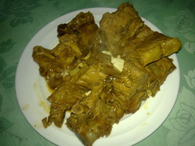 夕食はナンチャンおすすめ中国東北料理の店「東北一家」。（←店名はそうだったと思う）<br />まずは骨付き羊肉。スペアリブの羊肉バージョンとでもいいますか。これを手でかぶりつく。ウマい！