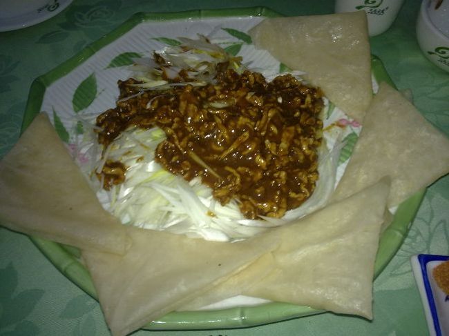 皮で包んで食べるネギと肉の・・・なんて言うのか、羊肉の味噌炒めか・・・美味。<br />